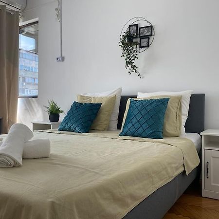 2 Bedroom Apartment With Terrace In City Center Bukarest Exteriör bild