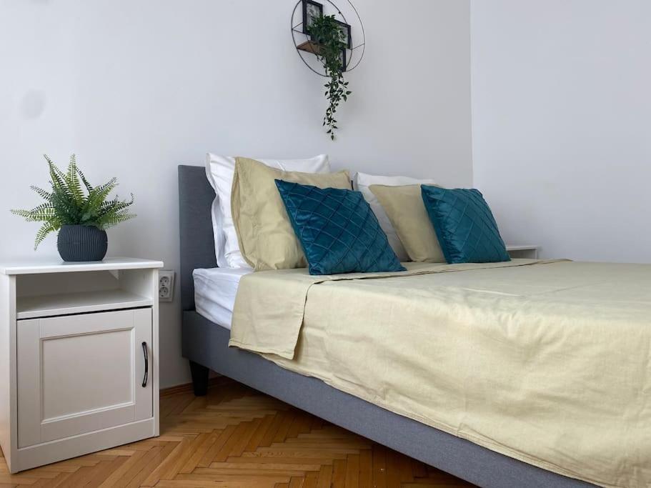 2 Bedroom Apartment With Terrace In City Center Bukarest Exteriör bild