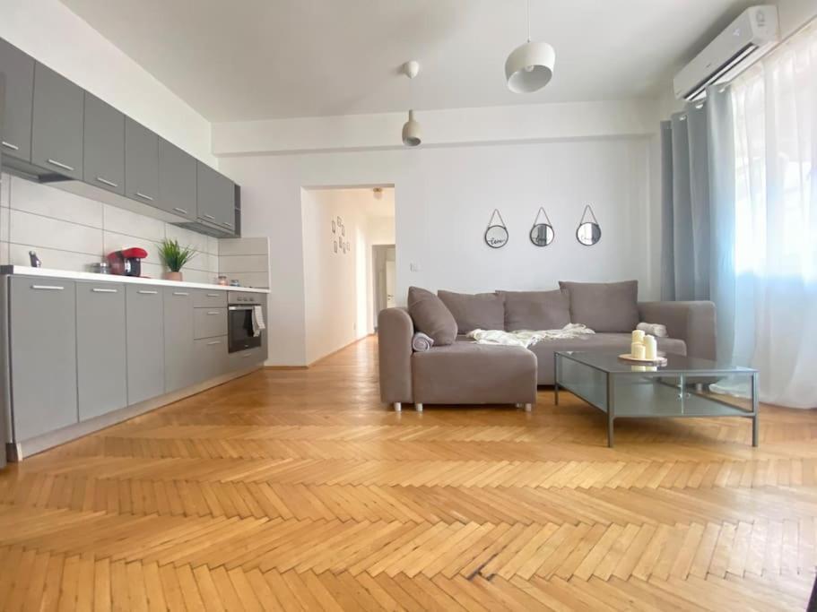 2 Bedroom Apartment With Terrace In City Center Bukarest Exteriör bild