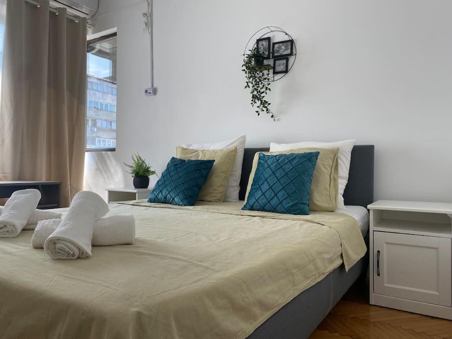 2 Bedroom Apartment With Terrace In City Center Bukarest Exteriör bild