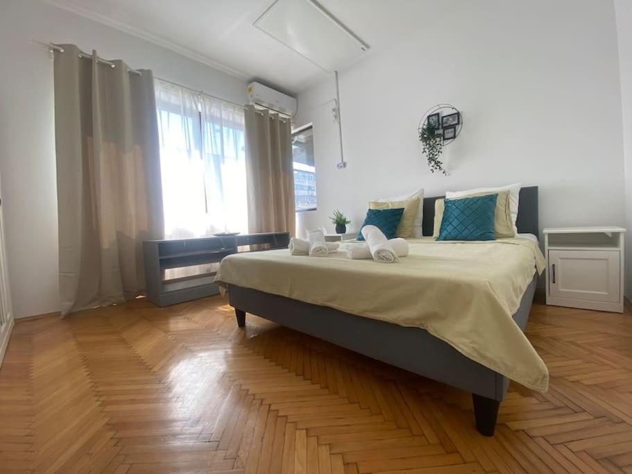 2 Bedroom Apartment With Terrace In City Center Bukarest Exteriör bild