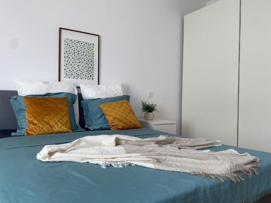 2 Bedroom Apartment With Terrace In City Center Bukarest Exteriör bild