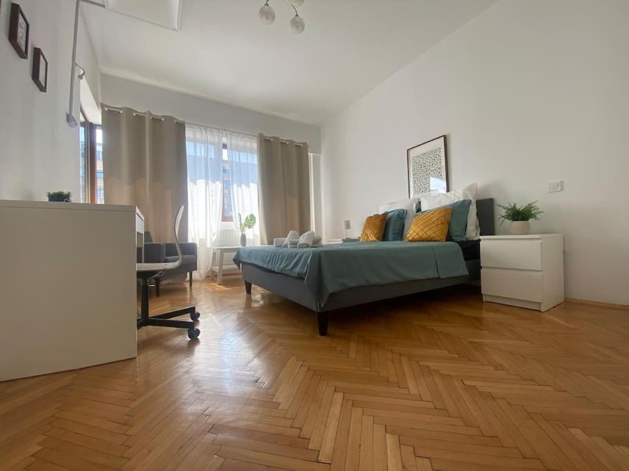 2 Bedroom Apartment With Terrace In City Center Bukarest Exteriör bild
