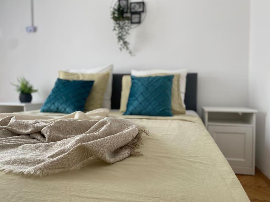 2 Bedroom Apartment With Terrace In City Center Bukarest Exteriör bild